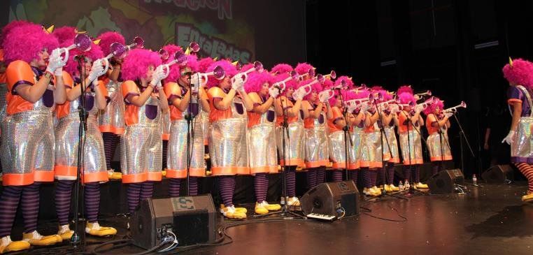 Las Enraladas calientan el ambiente carnavalero con su presentación en el Teatro El Salinero