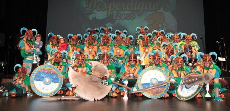 Los Desperdigados siguen calentando el ambiente carnavalero