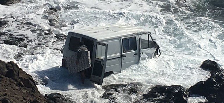 Una furgoneta se precipita al mar en la zona de Puerto Calero