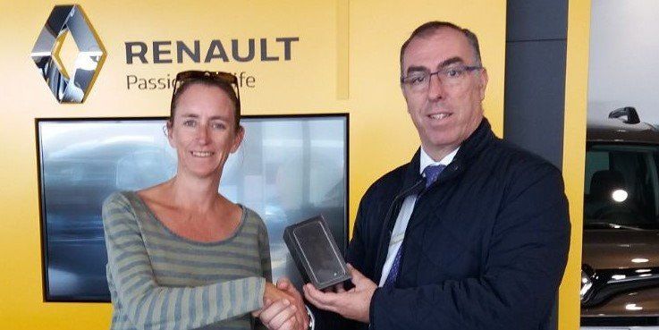 Juan Toledo entrega otro iphone con motivo de su 50 Aniversario