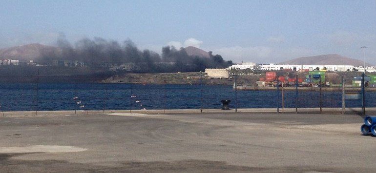 Un incendio "de grandes dimensiones" en una nave provoca una gran humareda en Arrecife