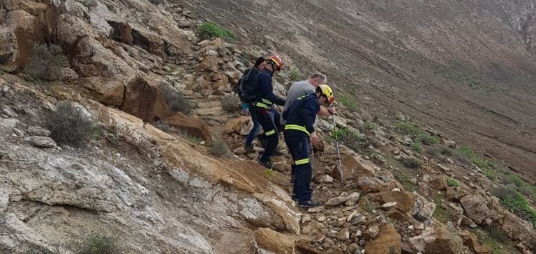 Los bomberos rescatan a un turista en la Caldera Blanca de Tinajo