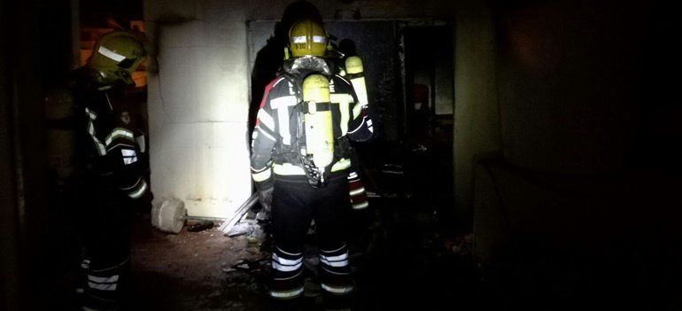 Los bomberos extinguen de madrugada un incendio en una vivienda de Altavista