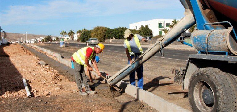 Las obras en Montaña Roja continúan con la ampliación de la vía próxima a la zona industrial de Playa Blanca