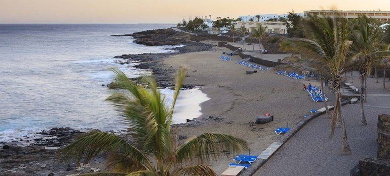 Sale a concurso la explotación de 740 hamacas y 370 sombrillas en las playas de Costa Teguise