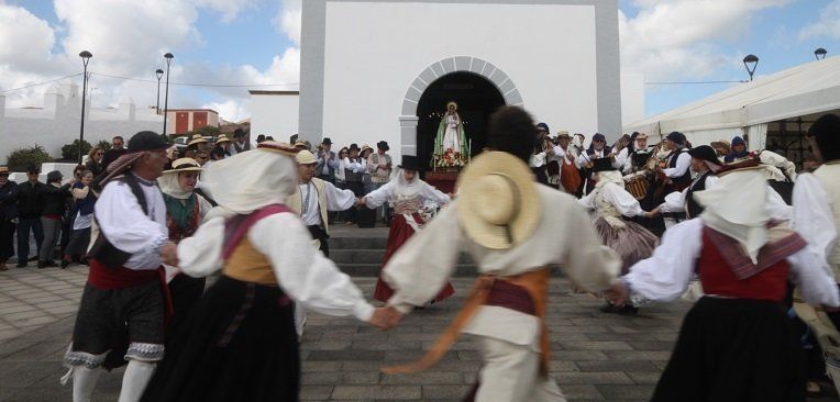 Los vecinos de Tías arropan a la Virgen de La Candelaria en la primera edición de su romería