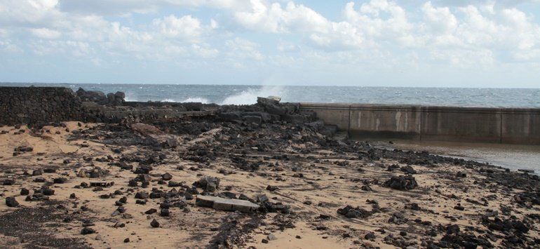El fuerte oleaje del fin de semana provocó la caída de un muro en la charca de Los Cocoteros