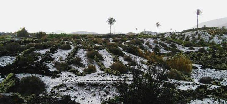 El temporal deja granizo en Yaiza y provoca inundaciones en Arrecife