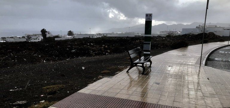 Reclama una marquesina en el puente de Los Lirios de Tías para no mojarse cuando llueve