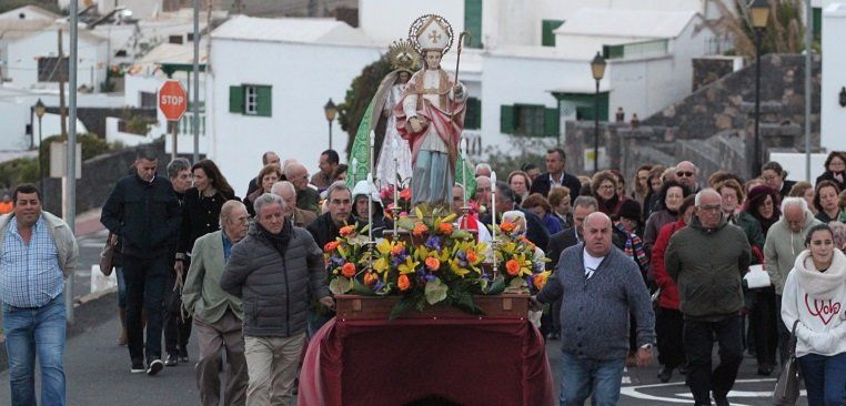 Decenas de feligreses se llevan de Tías el cordón bendecido de San Blas 