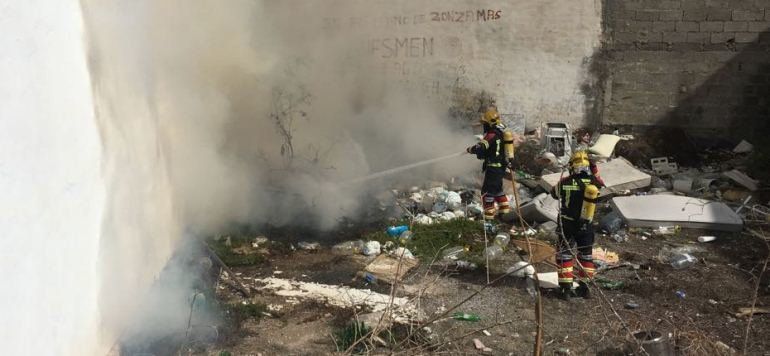 Los bomberos sofocan un incendio en un solar lleno de basura en Arrecife
