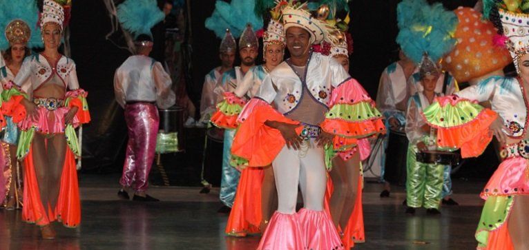 Los grupos carnavaleros de Tías presentan sus nuevas fantasías ante cientos de personas 