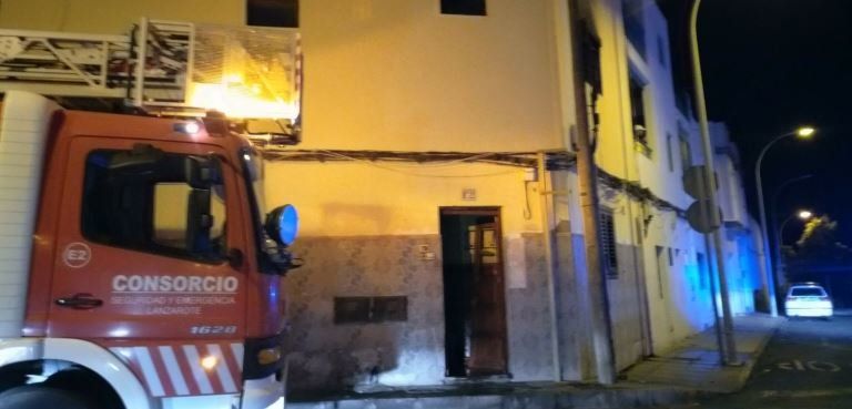 Los bomberos apagan un incendio en una casa abandonada de Arrecife