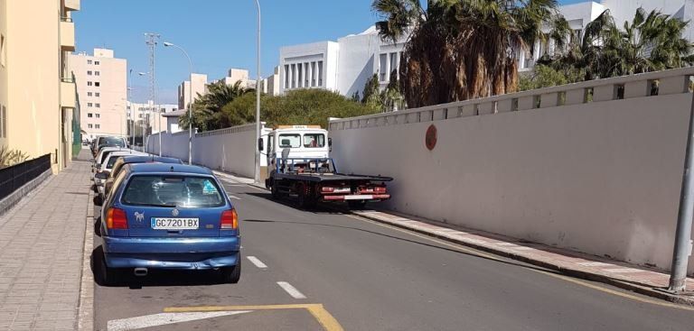 Un lector se queja de la presencia de una grúa mal aparcada en Arrecife Un lector se queja de la presencia de una grúa mal aparcada en Arrecife
