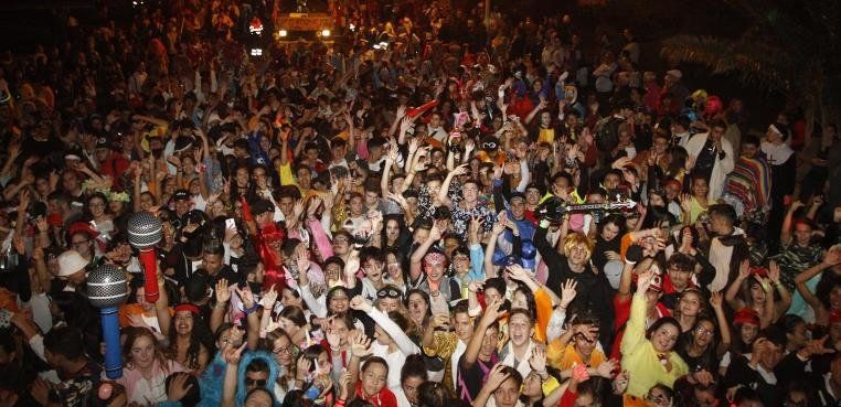 Arrecife se llena de ritmo y color con su gran desfile de Carnaval