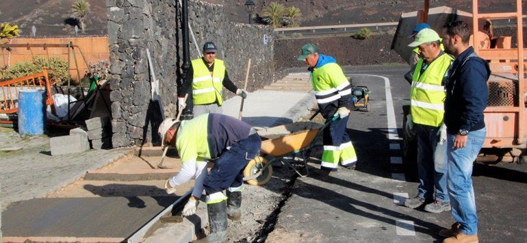 El Ayuntamiento ejecuta nuevas obras de construcción de aceras en el pueblo de Yaiza