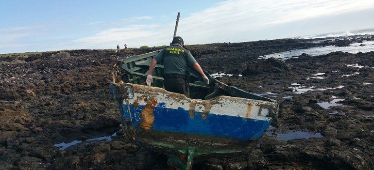 Encuentran en la costa de Jameos del Agua la patera llegada de madrugada