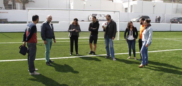 El campo de fútbol de Haría estrena nuevo césped artificial "después de más de una década"