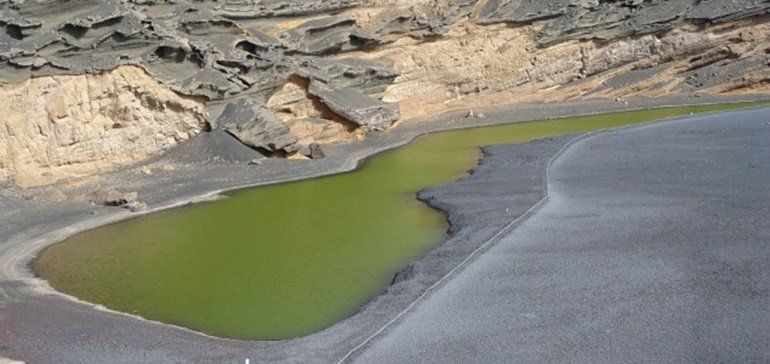 El acceso al Charco de los Clicos, cerrado este jueves para renovar el vallado de seguridad