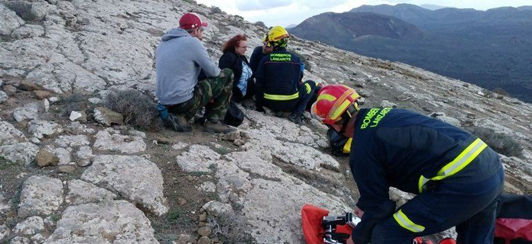 Los bomberos rescatan a una mujer en la Caldera Blanca de Tinajo