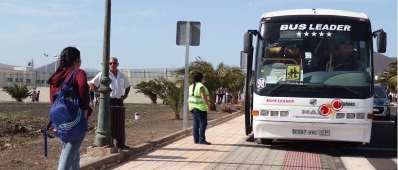 Educación accede a asumir el transporte de los alumnos del IES de Costa Teguise hasta fin de curso