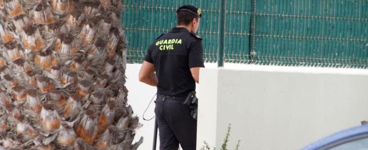 Detienen a dos jóvenes de 18 y 23 años por robar "con violencia" un bolso en Playa Blanca