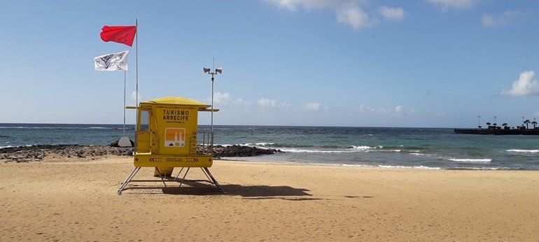 Banderas rojas y amarillas por medusas y oleaje en casi todas las playas de la isla