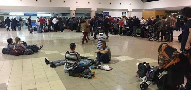 Unos 200 pasajeros tuvieron que dormir en el aeropuerto al cancelarse sus vuelos por el temporal