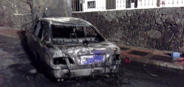 Un incendio calcina un coche en Puerto del Carmen