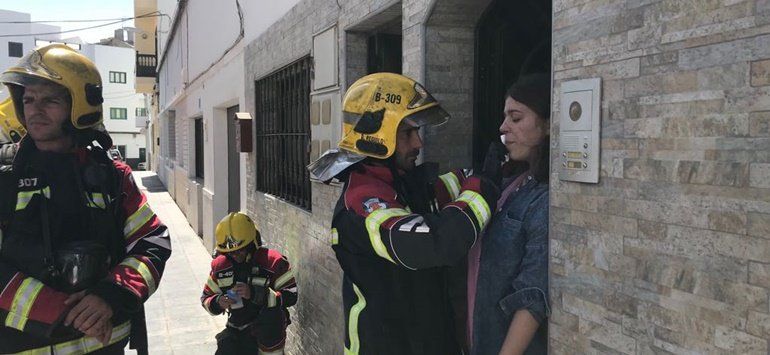 Atendida una mujer por inhalación de humo en un incendio en una vivienda de Arrecife