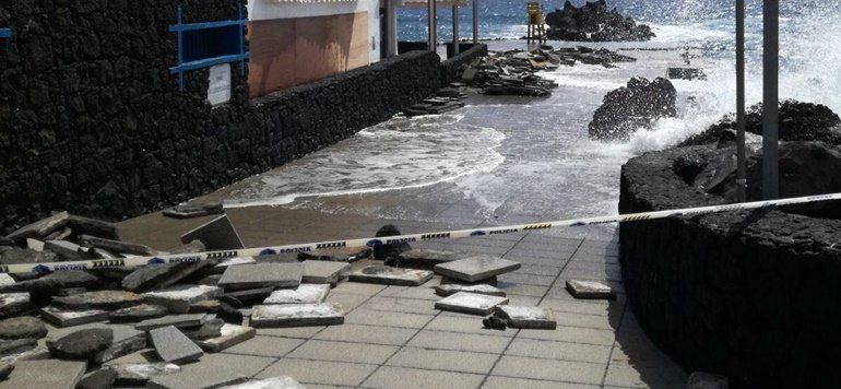 Tías evalúa daños causados por el temporal y limpia el pavimento levantado en el Muellito de Playa Chica