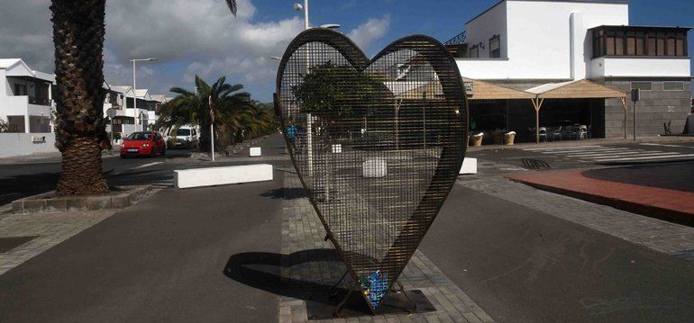 Dos grandes corazones de hierro en San Bartolomé para recoger tapones solidarios