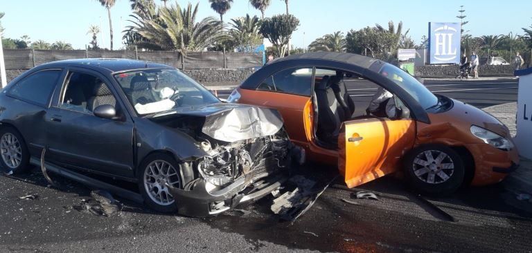 Two vehicles collide on Archipiélago Avenue in Playa Blanca