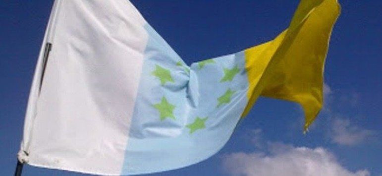 El TSJC declara ilegal izar la bandera tricolor de las siete estrellas verdes en una institución canaria