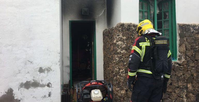Un incendio calcina la cocina de una vivienda de Costa Teguise