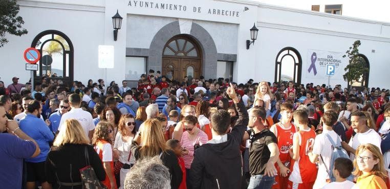 Los clubes deportivos se concentran frente al Ayuntamiento de Arrecife para reclamar el pago de las subvenciones
