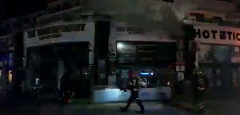 Los bomberos apagan el fuego en un bar de Costa Teguise