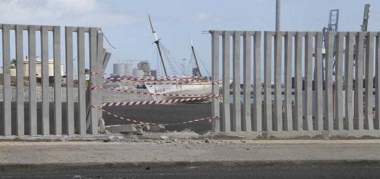 Un vehículo se empotra contra la valla de puerto Naos rompiendo parte de la estructura