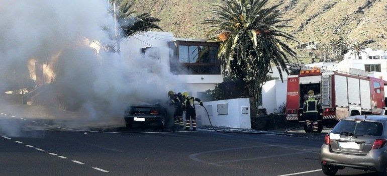 Un incendio calcina un vehículo en Femés