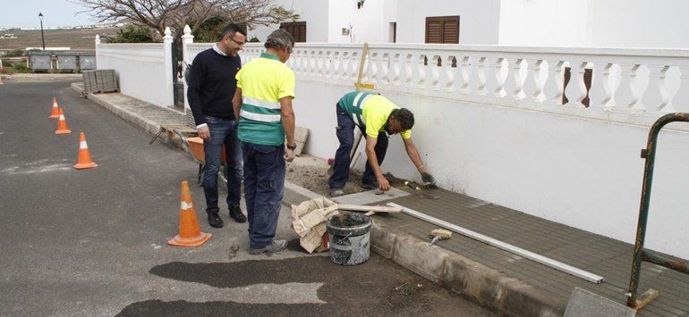 El Ayuntamiento ejecuta obras de mejora de aceras en varias calles de Tahíche