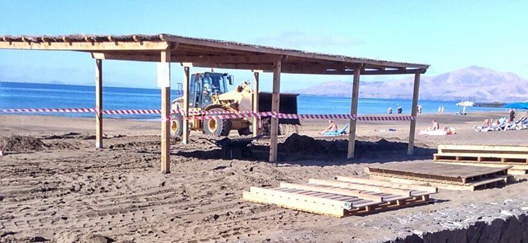 El Ayuntamiento de Tías repone el solárium de Playa Grande dañado por la borrasca Emma