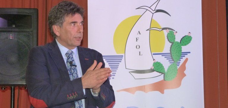 El jefe del Servicio de Oncología Radioterápica del Negrín apoya la Unidad de Radioterapia en Lanzarote
