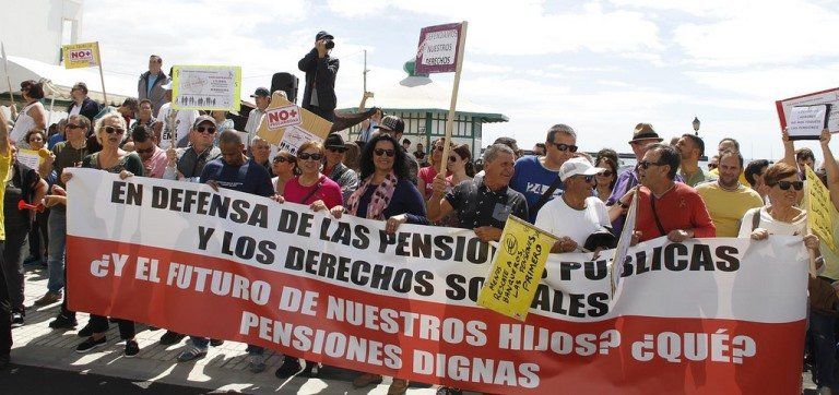 Cerca de un millar de personas se concentra en Lanzarote por "unas pensiones dignas"