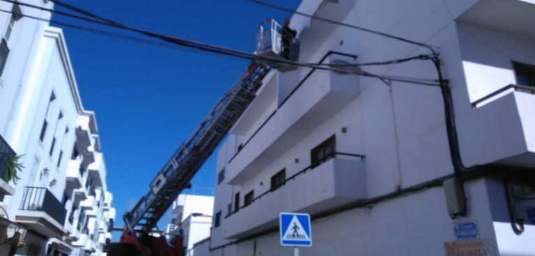 Los bomberos intervienen en un edificio en Arrecife por la caída de cascotes