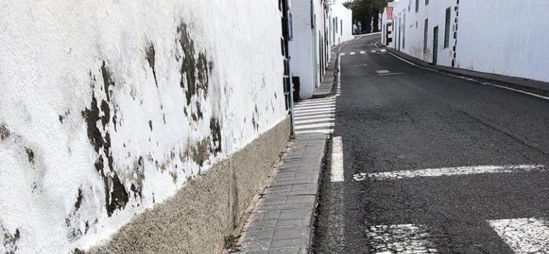 El PSOE de Teguise denuncia el "deterioro" de pavimento y de aceras y exige una remodelación "inmediata"
