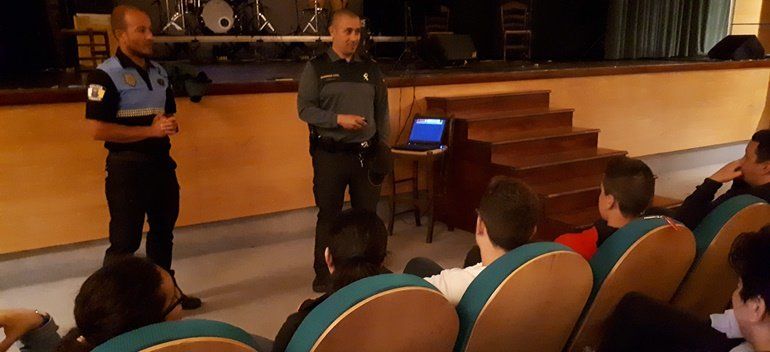 Guardia Civil y Policía Local imparten un taller a alumnos de San Bartolomé sobre redes sociales y acoso