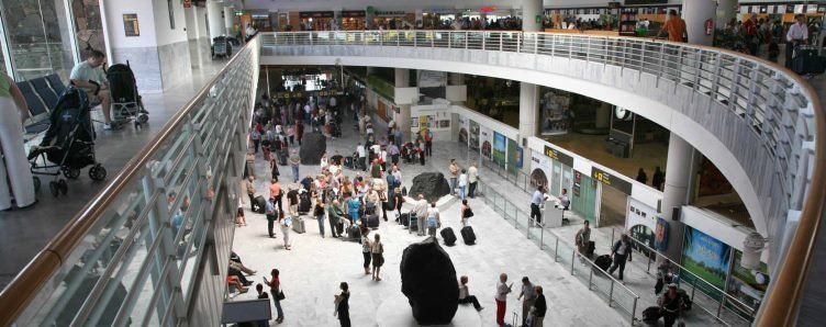 Detenidas dos jóvenes en el aeropuerto de Lanzarote tras identificarse con pasaportes falsificados