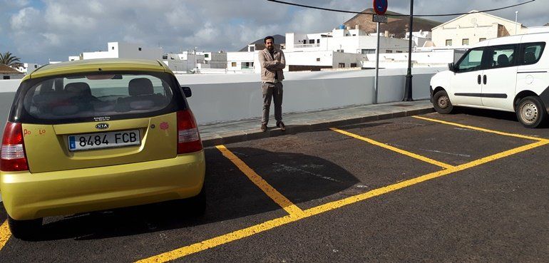 San Bartolomé destina tres plazas de aparcamiento a los vecinos que van a hacer gestiones al Ayuntamiento