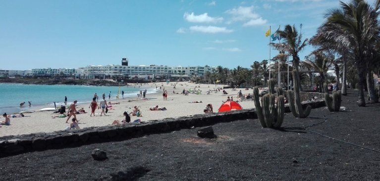 El PP lamenta que las playas de Costa Teguise se vayan a quedar sin hamacas también esta Semana Santa