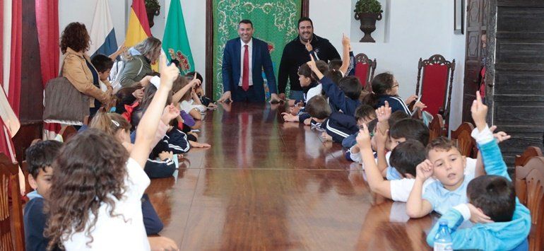 Escolares de Teguise trasladan sus preocupaciones al alcalde en el Salón de Plenos